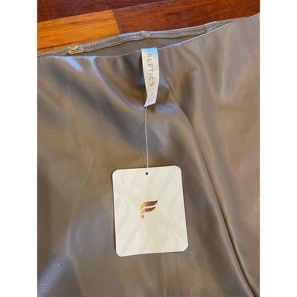 NWT Fabletics Vegan Leather Pull on Leggings in Willow‎ Bark Medium - Picture 14 of 15